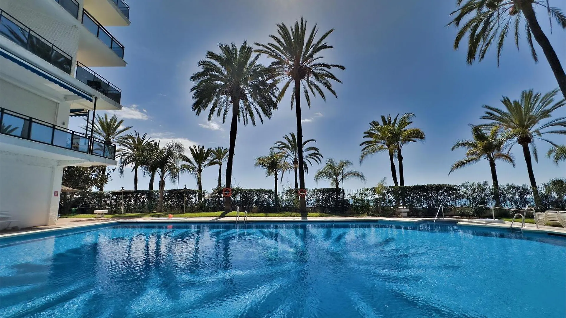 Skol 335. Fantastic Beachfront Apartment Facing South. Marbella Spanien